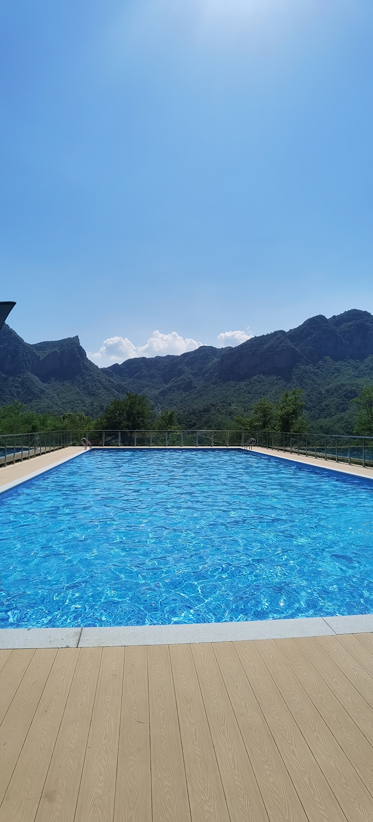 建设中旅游景区泳池